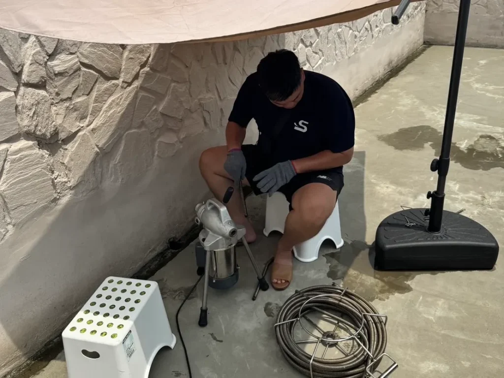 廚房、陽台排水孔堵塞如何處理? 5 招解決辦法、費用與預防方法